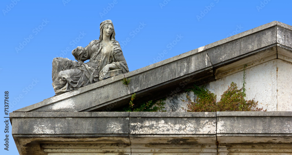 Fototapeta premium Female Statue over a Pediment