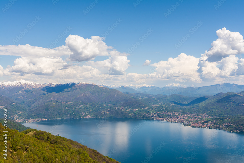 Lago Maggiore und angrenzend Alpen in Italien
