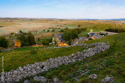 Le village de Marchastel dans l'aubrac photo