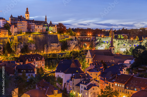 Obraz na płótnie A view of Luxembourg cityskape in the dusk w salonie