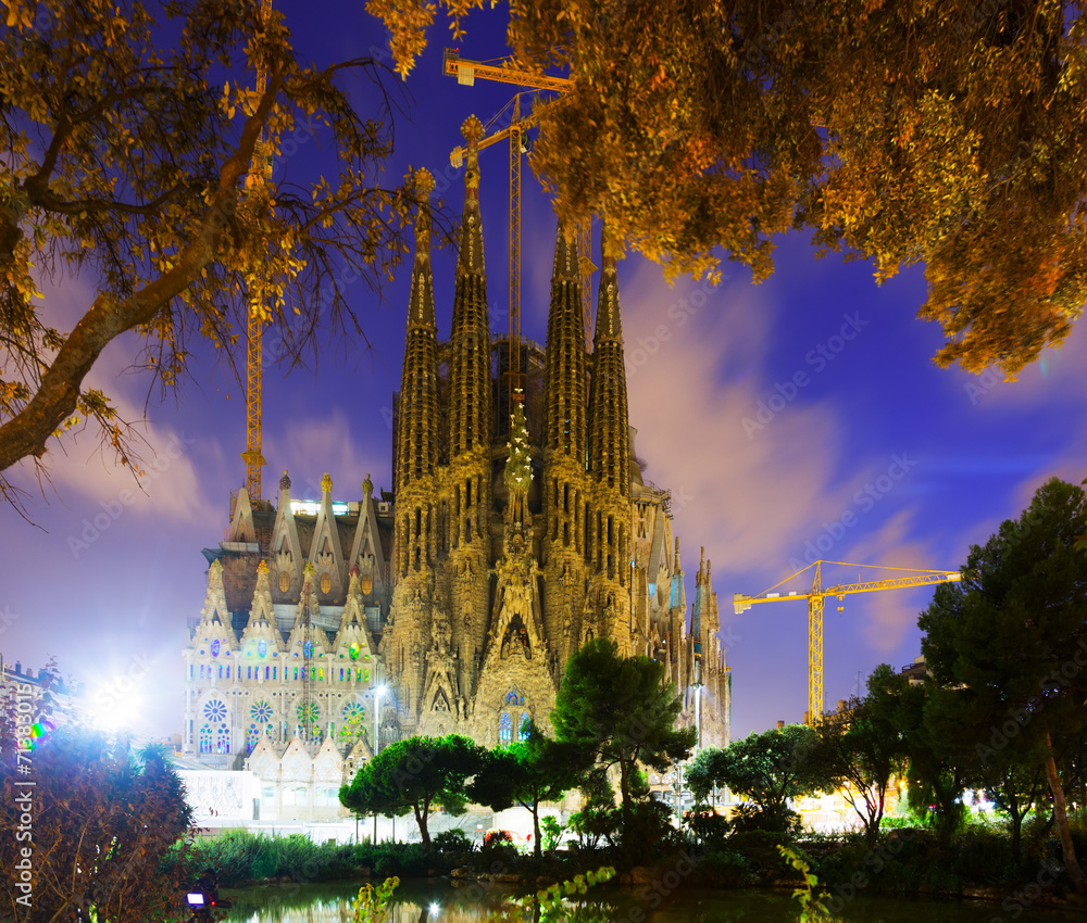 Sagrada Familia in twilight. Barcelona - obrazy, fototapety, plakaty 