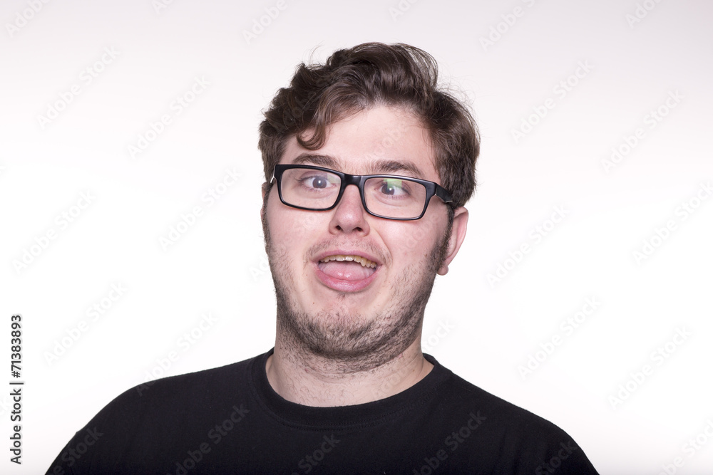 Joven con gafas haciendo mueca Joven con gafas haciendo mueca