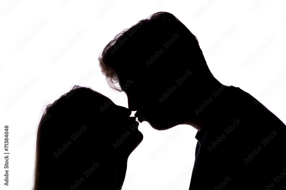 Silueta de hombre y mujer dándose un beso