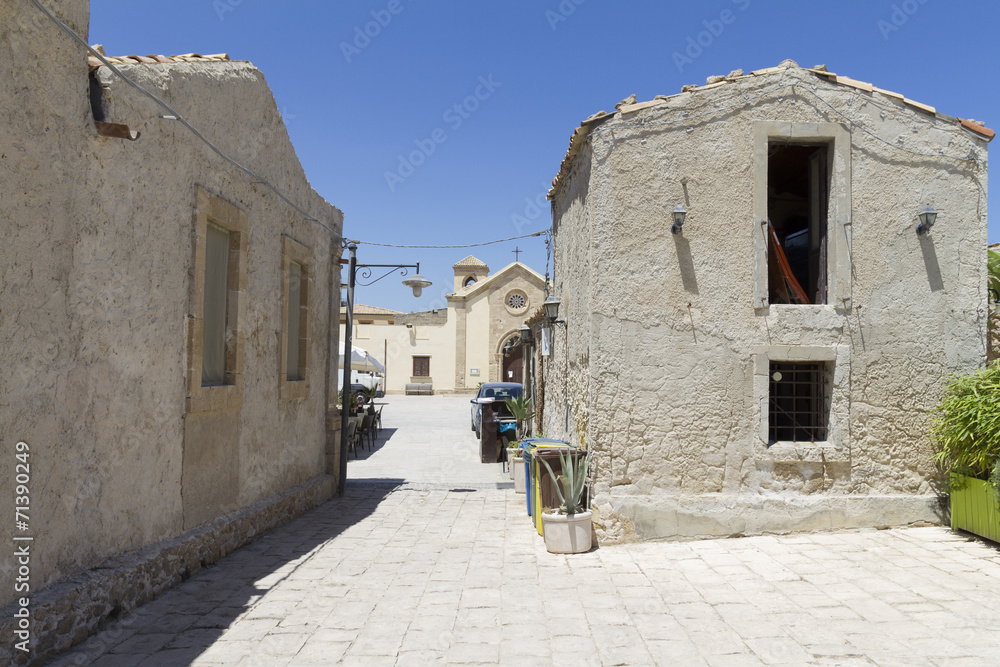 Tre le stradine del centro storico di Marzamemi - Sicilia