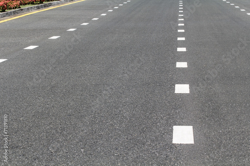 Dividing line on surface road