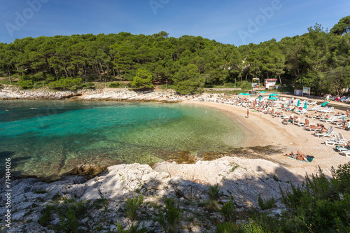 Plage, bronzette et eau turquoise