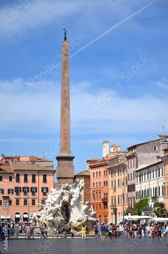 Piękna fontanna Cztery Rzeki na Piazza Navona w Rzymie, Włochy  #71404228