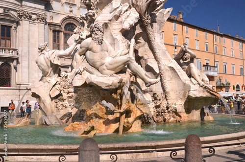 Piękna fontanna Cztery Rzeki na Piazza Navona w Rzymie, Włochy  #71404627