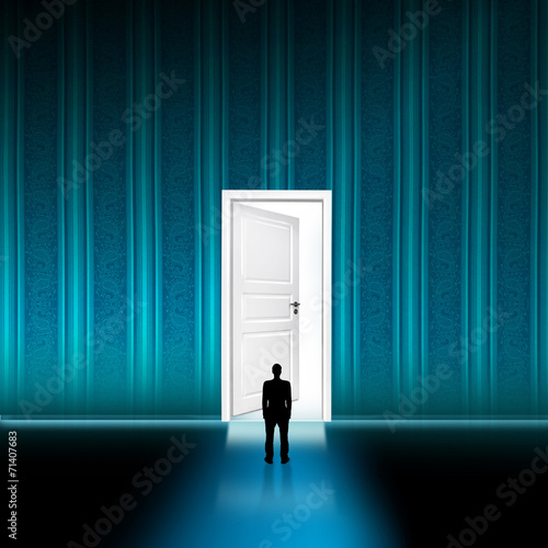 Silhouette eines Mannes vor Tür