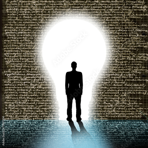 Silhouette eines Mannes vor Wand mit Schrift