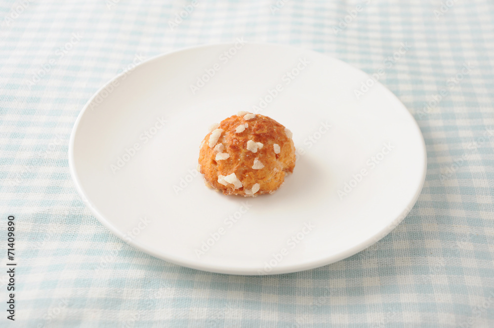 お皿にのせた シュケット chouquette フランスのお菓子 テーブルクロス お皿にのせた シュケット chouquette フランスのお菓子 テーブルクロス