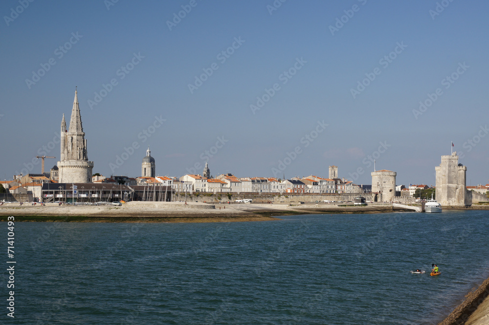 Canal vers le vieux port et les Tours de La Rochelle
