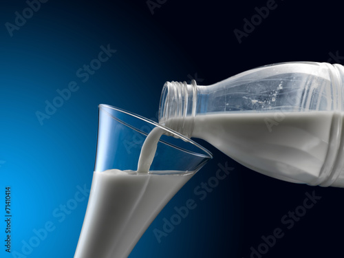 bicchiere di latte fresco