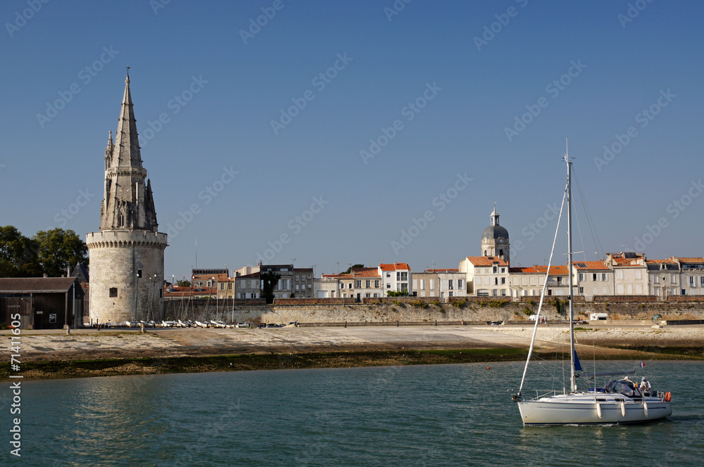 Obraz premium Voilier face à la Tour de la Lanterne - La Rochelle