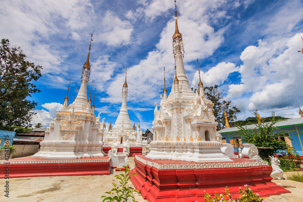 Fototapeta premium Golden buddha at Inle lake in Shan state of Myanmar