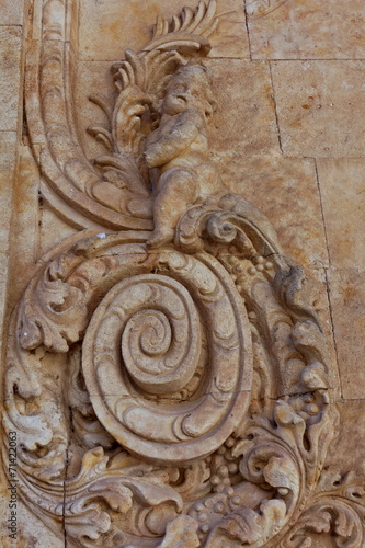 Ornement de pierre sculpté sur façade avec cupidon.