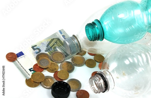 Flaschenpfand mit Kleingeld - isoliert