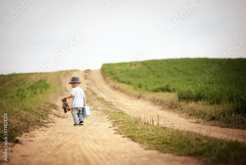 Little boy walking in nature © Halfpoint