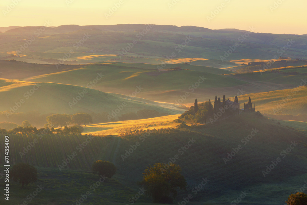 Obraz premium Sunrise over rural house in San Quirico d'Orcia, Italy