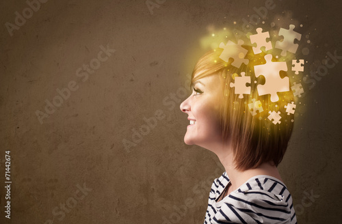 Tapety artystyczne Young person thinking with glowing puzzle mind