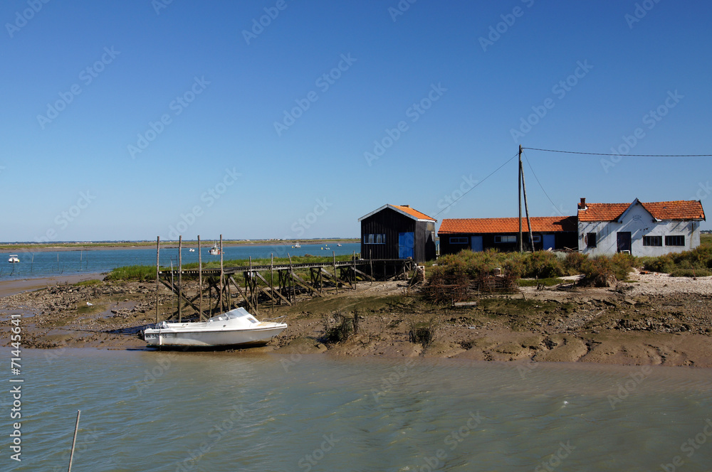 Fototapeta premium Bateau et cabanes ostréicoles - port de La Grève - La Tremblade