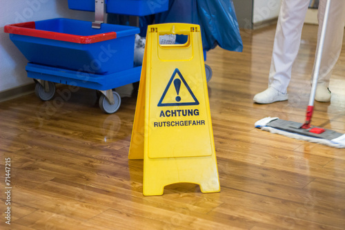 Achtung Rutschgefahr beim Putzen