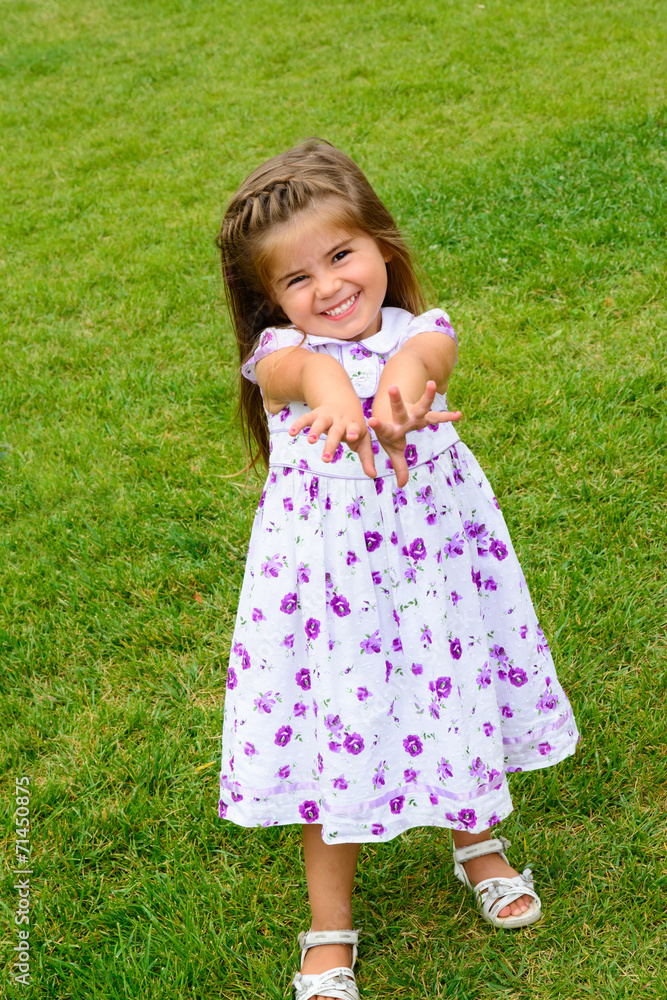 Bambina al parco che gioca Bambina al parco che gioca