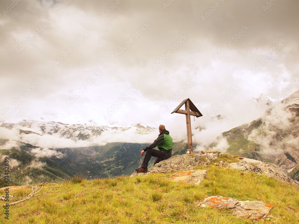 Obraz premium Tourist stand on rocky view point and watching into misty Alpine