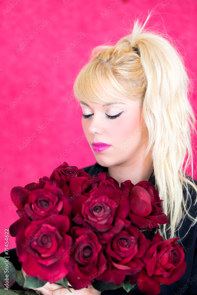 Blonde Frau mit roter Rose Blonde Frau mit roter Rose