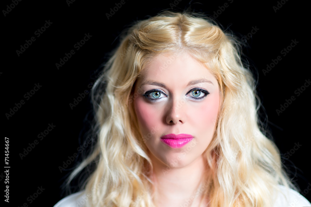 Blonde Frau mit blauen Augen vor schwarzem Hintergrund Blonde Frau mit blauen Augen vor schwarzem Hintergrund