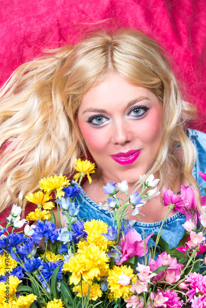 Blonde Frau mit blauen Augen und Blumen Blonde Frau mit blauen Augen und Blumen