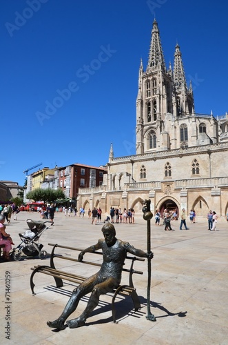 Statue d'une pélerin sur un banc, Burgos  photo