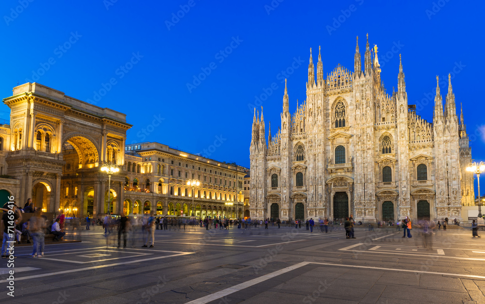 Fototapeta premium Nocny widok na katedrę, Vittorio Emanuele Gallery w Mediolanie, Włochy