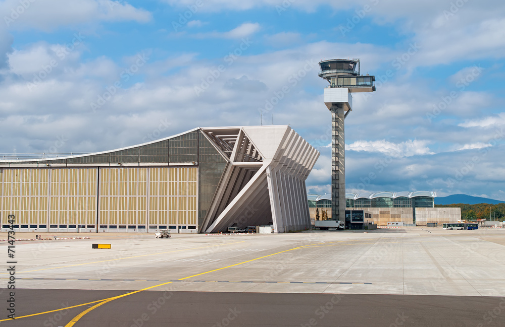 Obraz premium Air traffic control tower in the airport.