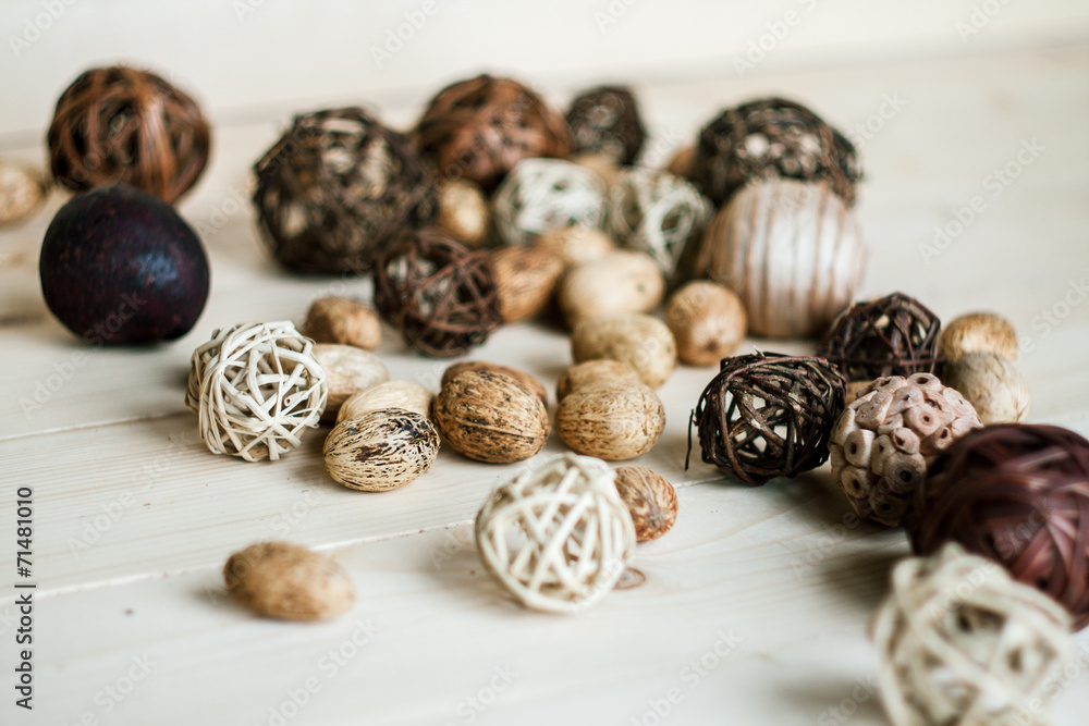 Obraz premium Brown rattan balls on old wooden background