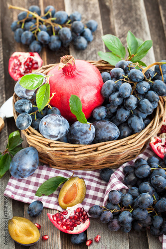 Fototapeta Naklejka Na Ścianę i Meble -  Fresh autumn fruits