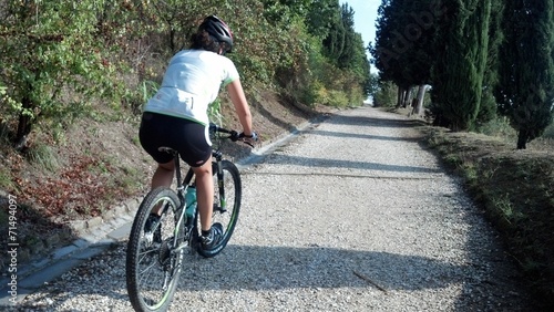 Ciclista donna ama pedalare per tenersi in forma photo