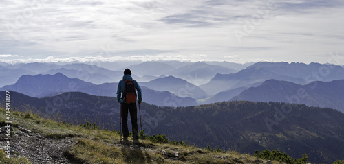 Frau blickt vom hinteren sonnwendjoch in die Tiroler alpen © Svenni