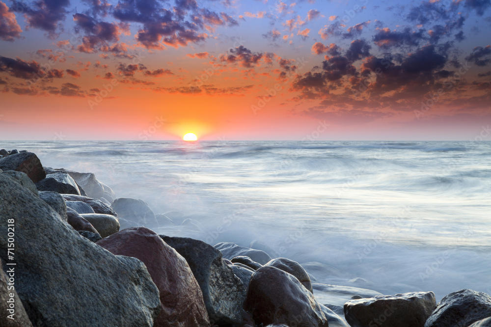 Obraz premium The pebble beach at sunset - Rozewie, Poland, long exposure