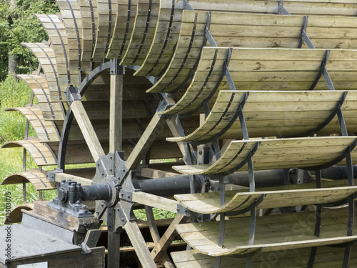 Wassermühle - Wasserrad aus Holzschaufeln, historisch