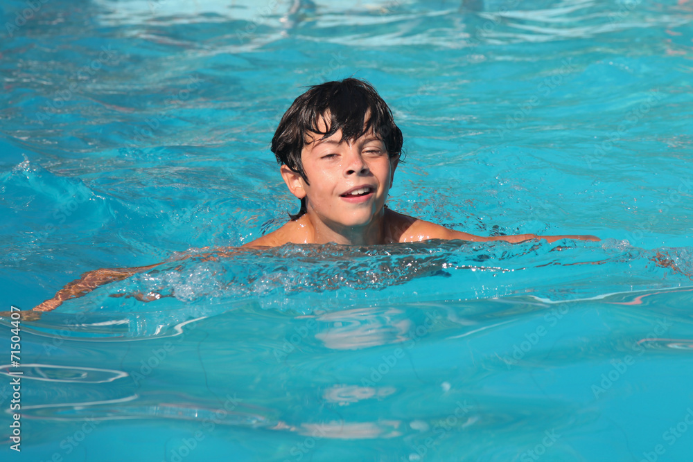 Petit garçon dans la piscine