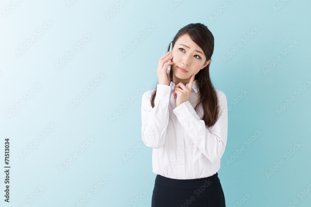 電話をする女性 ビジネス 電話をする女性 ビジネス