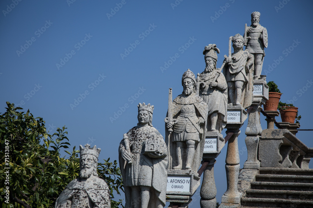 Obraz premium stairway of statues