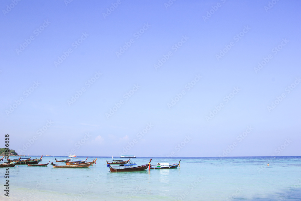 Obraz premium Longtail boat for visit beautiful beach of Koh Lipe, Thailand