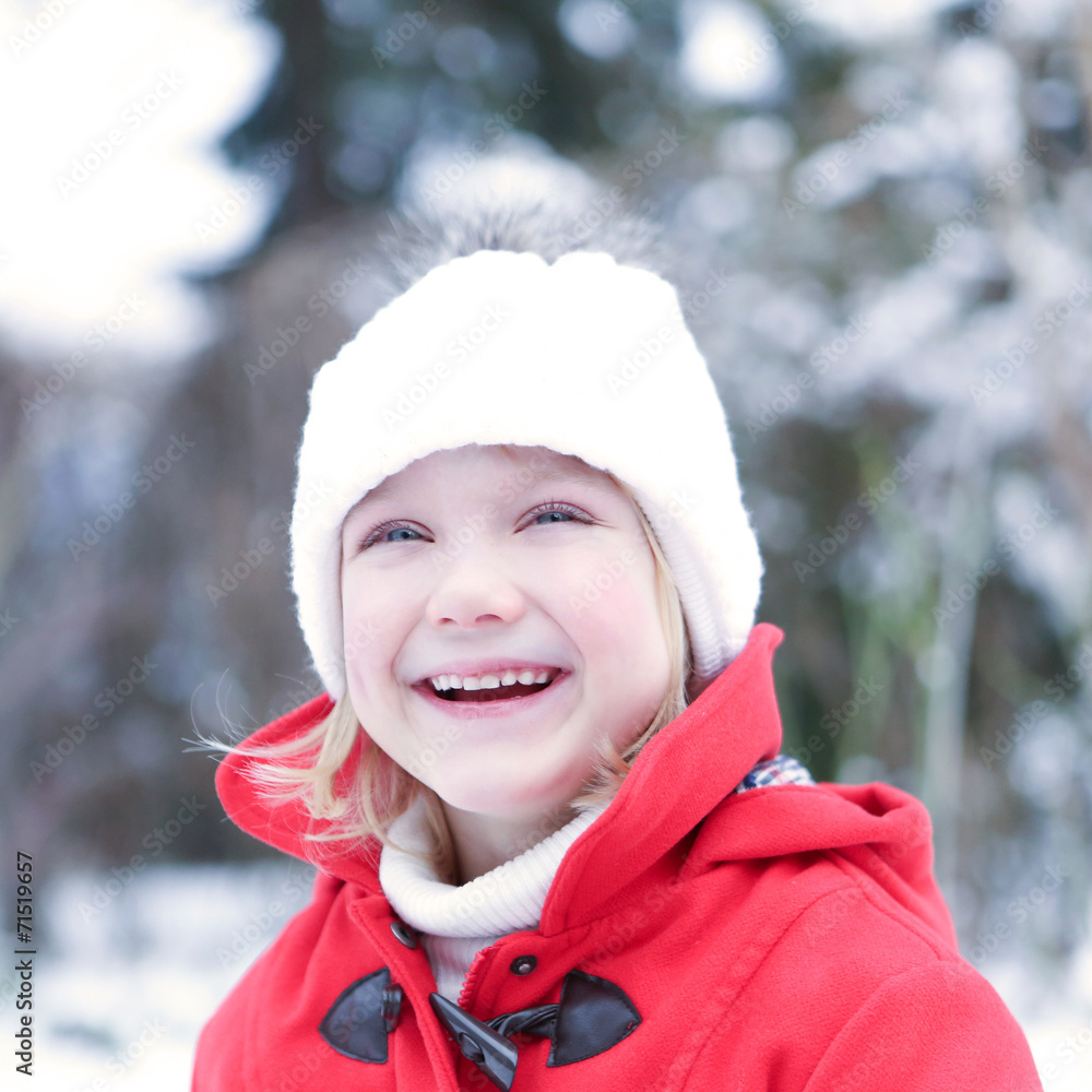 Lachendes Kind im Winter Lachendes Kind im Winter