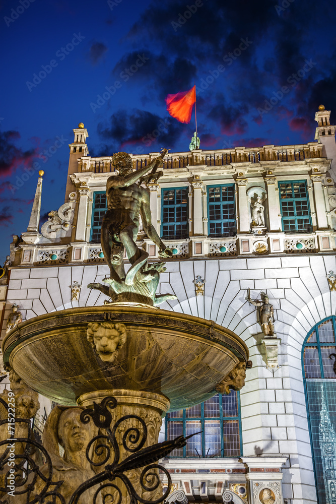 Fototapeta premium Neptune's fountain at night in Gdansk, Poland.