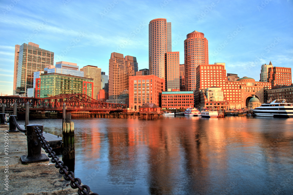 Fototapeta premium Boston linia horyzontu z Pieniężnym okręgiem, Boston schronienie przy wschodem słońca