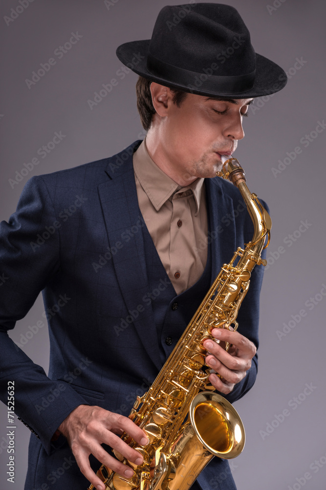 Obraz premium Handsome young jazz man