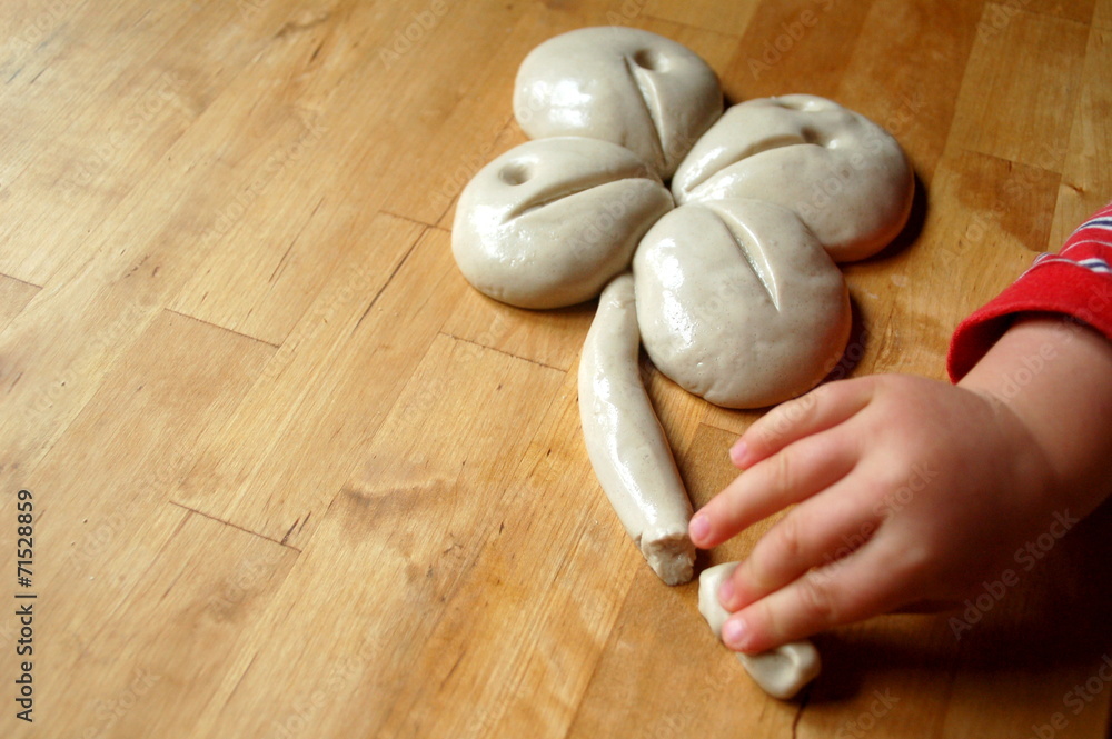 Kinderhand formt Kleeblatt