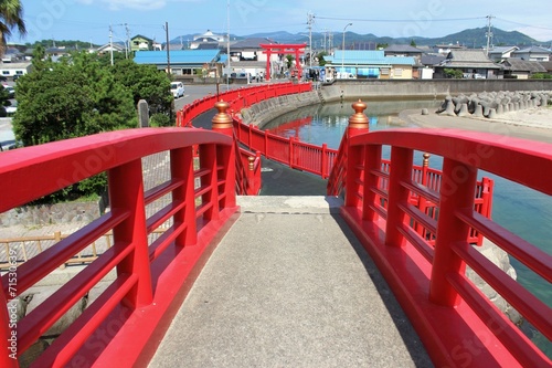 照島神社 朱色の太鼓橋